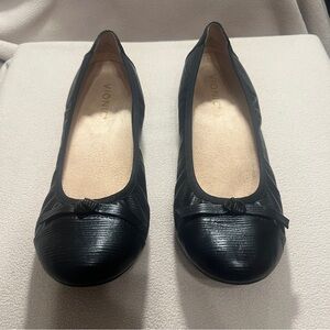 Vionic Black Flats with Rounded Toe and Bow